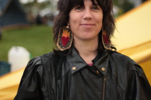 Une meuf badass qui arbore fièrement sa paire de tout feu tout flamme