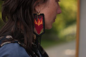 Une paire de boucles pour célébrer la passion pour la vie